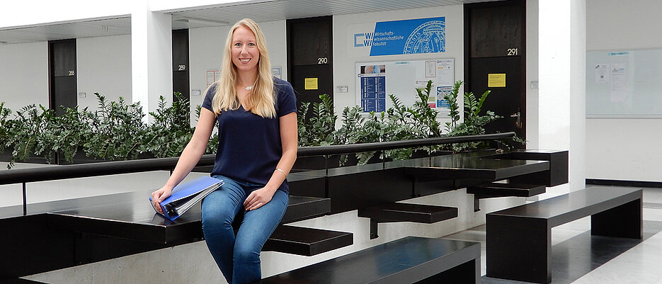 Fachstudienberaterin Jana Michel vor ihrem Büro in der Universität am Sanderring.