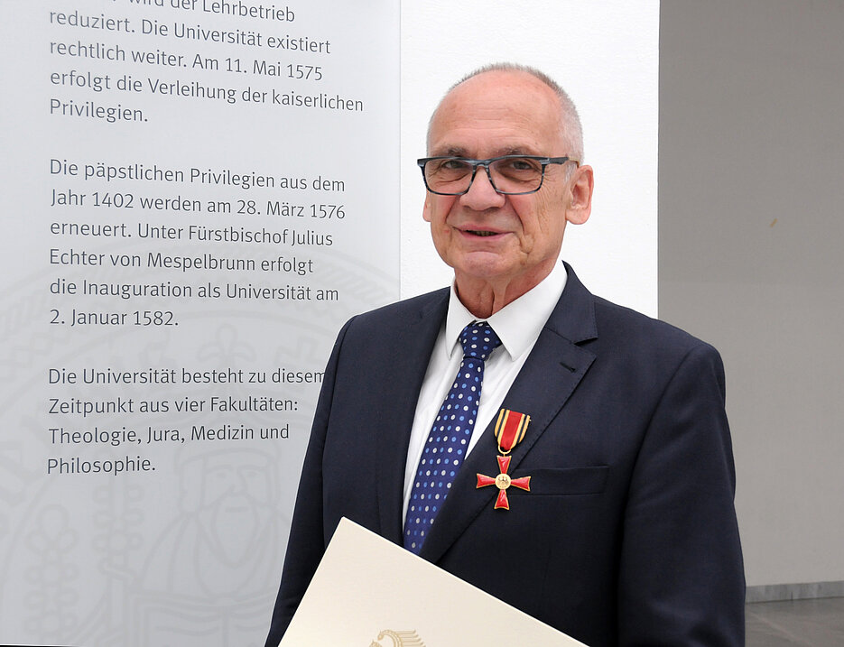 Der ehemalige Direktor der Würzburger Universitätsbibliothek hat das Bundesverdienstkreuz am Bande erhalten. Dr. Karl Südekum erhielt diese Auszeichnung am Donnerstag, 5. Juli, bei einer Feierstunde von Innenstaatssekretär Gerhard Eck.