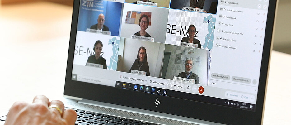 Ander Videokonferenz zum Start des IT-Großprojekts „BASE-Netz“ nahmen die sechs Vertreter der bayerischen Zentren für Seltene Erkrankungen, Wissenschaftsminister Bernd Sibler sowie das Zentrum für Telemedizin Bad Kissingen teil, das für die technische Implementierung des Portals zuständig ist.