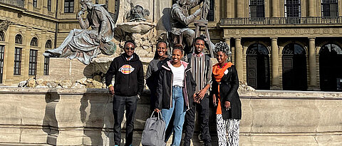 Die Austauschstudierenden aus Mwanza bei einem Rundgang durch Würzburg am Frankoniabrunnen vor der Residenz.