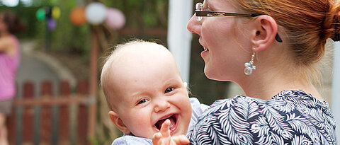 Babys sind in der Lage, schnell und scheinbar mühelos eine so komplexe Fähigkeit wie Sprache zu erwerben. Schon in den ersten sechs Lebensmonaten entwickeln sie dafür grundlegende Fähigkeiten. 