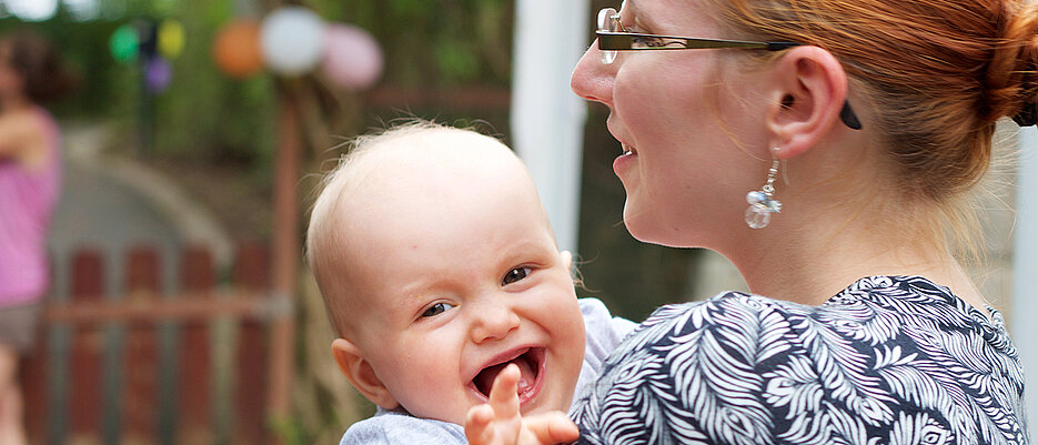 Babys sind in der Lage, schnell und scheinbar mühelos eine so komplexe Fähigkeit wie Sprache zu erwerben. Schon in den ersten sechs Lebensmonaten entwickeln sie dafür grundlegende Fähigkeiten. 