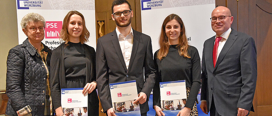 Uni-Vizepräsidentin Ulrike Holzgrabe und PSE-Geschäftsführer Matthias Erhardt gratulieren den Prüfungsbesten (von links): Nina Schmolinsky (Sonderpädagogik), Sebastian Zechel (Mittelschule) und Lorena Hock (Grundschule). Es fehlen Julia Holleber (Realschule) und Nicolas Braune (Gymnasium).