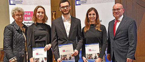 Uni-Vizepräsidentin Ulrike Holzgrabe und PSE-Geschäftsführer Matthias Erhardt gratulieren den Prüfungsbesten (von links): Nina Schmolinsky (Sonderpädagogik), Sebastian Zechel (Mittelschule) und Lorena Hock (Grundschule). Es fehlen Julia Holleber (Realschule) und Nicolas Braune (Gymnasium).