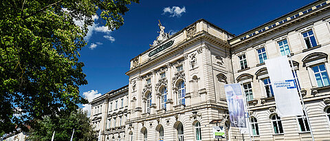 Blick auf das Gebäude der Julius-Maximilians-Universität (JMA) am Sanderring in Würzburg am Freitag (29.05.20).