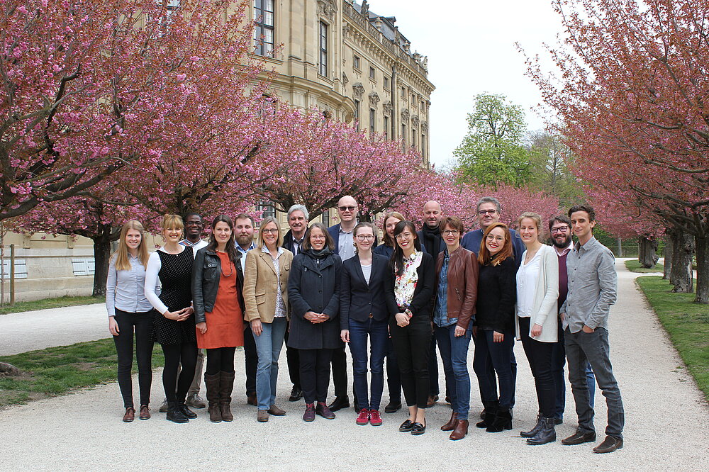 Auf diesem Bild ist das gesamte Team der DFG-Forschungsgruppe 2757 im Garten der Würzburger Residenz zu sehen.