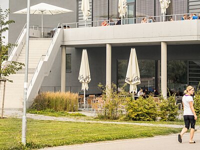 Terrasse der Mensateria am Campus Hubland.