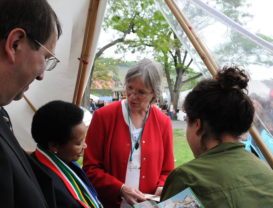 Hoher Besuch im Universitätszelt: Die südafrikanische Kulturministerin Lulu Xingwana (2.v.l) besuchte  das Zelt der Universität Würzburg und wurde im Beisein des Universitätspräsidenten, Prof. Dr. Alfred Forchel, von Prof. Dr. Barbara Sponholz, Spre