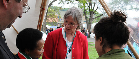 Hoher Besuch im Universitätszelt: Die südafrikanische Kulturministerin Lulu Xingwana (2.v.l) besuchte  das Zelt der Universität Würzburg und wurde im Beisein des Universitätspräsidenten, Prof. Dr. Alfred Forchel, von Prof. Dr. Barbara Sponholz, Spre