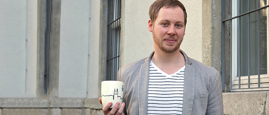 In welcher Hand hält Thorsten Erle die Tasse? Die richtige Antwort erfordert einen Perspektivenwechsel, der wiederum in vielen Fällen Empathie erzeugt. (Foto: Uni Würzburg)