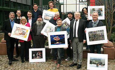 Ausnahmsweise einmal vor der Kamera: die Preisträger des Wettbewerbs Pressefoto Unterfranken samt Sponsoren und Laudatoren (von links): Michael Busch, Gunnar Bartsch, Maria Goblirsch, Ralph Bauer, Stefan Hebig, Wolf-Dietrich Weißbach, Daniel Karmann, Stefan Gregor, Daggi Binder, Björn Friedrich, Bezirkstagspräsident Stefan Funk, Patty Varasano und Josef Lamber. 