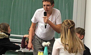 Schüler aus Bad Kissingen spielen einen Sketch im Hörsaal. (Foto: UDI)