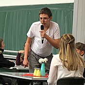 Schüler aus Bad Kissingen spielen einen Sketch im Hörsaal. (Foto: UDI)