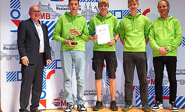 Das zweite Gewinnerteam kommt aus der Realschule Marktheidenfeld. Links im Bild: Matthias Erhardt. 