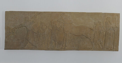 Abguss eines Reliefs, das den assyrischen König Assurbanipal bei der Löwenjagd darstellt
