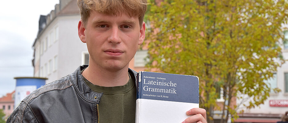 Diese lateinische Grammatik hat Christian Schmidt, Prüfungsbester im Sommersemester von allen angehenden Gymnasiallehrern, vom ersten Semester an bis zu seiner Lehramtsprüfung begleitet.
