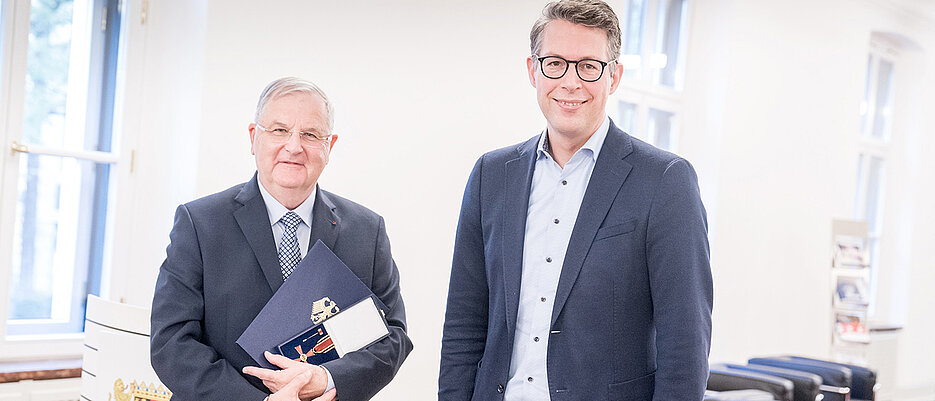 Markus Blume (r.) und Wolfgang Weiß bei der Überreichung des Bundesverdienstkreuzes in München. 