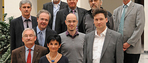 Der neue Senat der Universität Würzburg mit seinem Vorsitzenden Gerhard Bringmann (rechts) und dessen Stellvertreter Hans-Joachim Lauth (links). Auf dem Bild fehlt die Studentin Jana Englmeier. (Foto: Robert Emmerich)