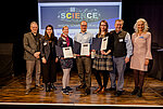 Der Preis für Wissenschaftsvermittlung 2025 der Werner und Inge Grüter-Stiftung geht an das Projekt „Translating Soil Biodiversity“. Die Auszeichnung, die mit 15.000 Euro dotiert ist, wurde im Rahmen einer feierlichen Zeremonie am 18. Februar 2025 in der Münchner Volkshochschule überreicht. Im Bild zu sehen sind der Beirat der Werner und Inge Grüter-Stiftung und die diesjährigen Preisträgerinnen und Preisträger bei der Preisverleihung in München. In der Mitte (v.l.): Romy Zeiss, Malte Jochum und Elisabeth Bönisch. 