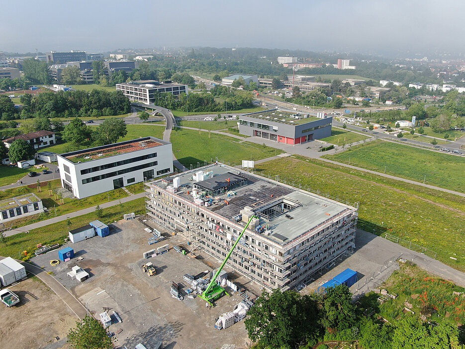 Das ZPD steht am sogenannten grünen Band mit Blick auf die Stadt, Mensateria, Campusbrücke und Graduate School of Life Science.