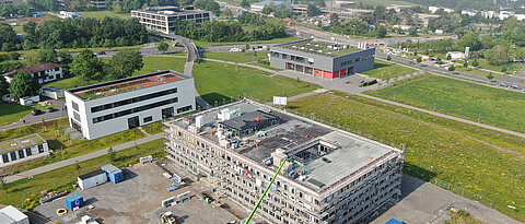 Das ZPD steht am sogenannten grünen Band mit Blick auf die Stadt, Mensateria, Campusbrücke und Graduate School of Life Science.