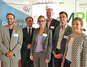 Sie diskutierten über die Arbeitsfähigkeit heutiger Hochschulabsolventen (von links): Johannes Angenvoort, Axel Winkelmann, Moderatorin Barbara Berndt, Kolja Briedis, Jan Knauer und Studentin Jamila Hildenbrand. (Fotos: Universität Würzburg)