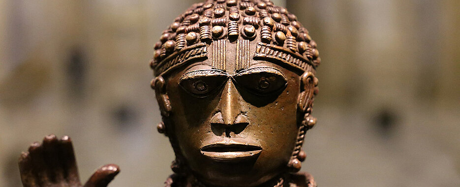 Die Benin-Bronzen stehen stellvertretend für die Grundsatzdebatte über hundertausende Objekte, die im kolonialen Kontext geraubt wurden.