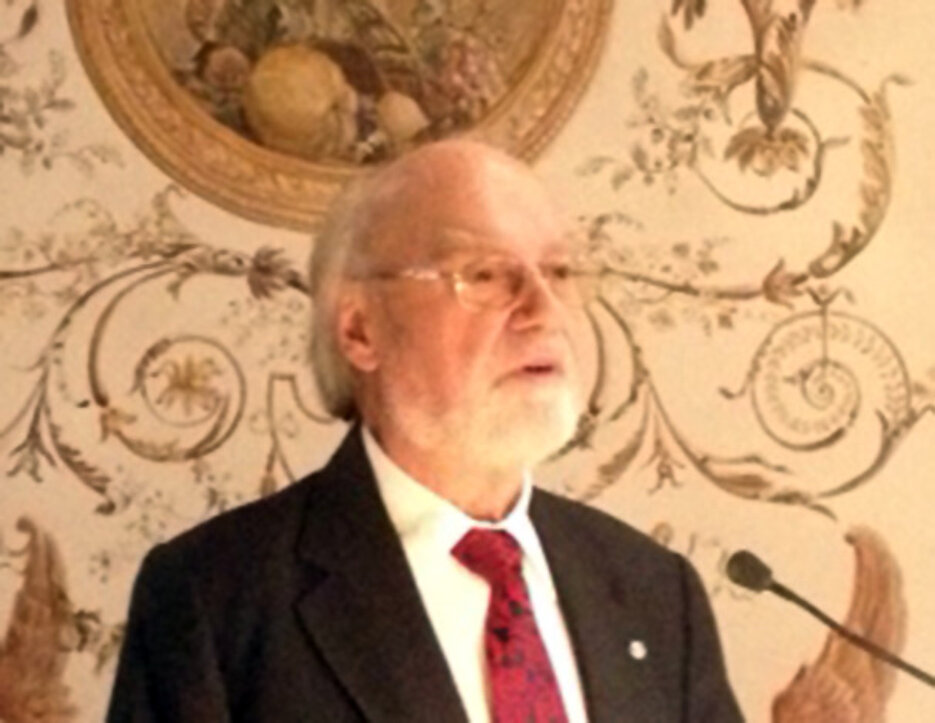 Dietmar Willoweit war von 1984 an für zwanzig Jahre Professor an der Juristischen Fakultät der Universität Würzburg. Er hatte den Lehrstuhl für Deutsche Rechtsgeschichte, Bürgerliches Recht und Kirchenrecht inne.