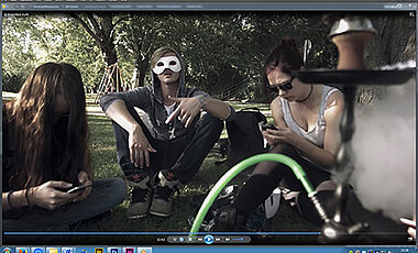 Hängen im Netz wie gefangene Fische: Szene aus dem Videoclip zum Thema „Das Fremde“.