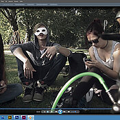 Hängen im Netz wie gefangene Fische: Szene aus dem Videoclip zum Thema „Das Fremde“.