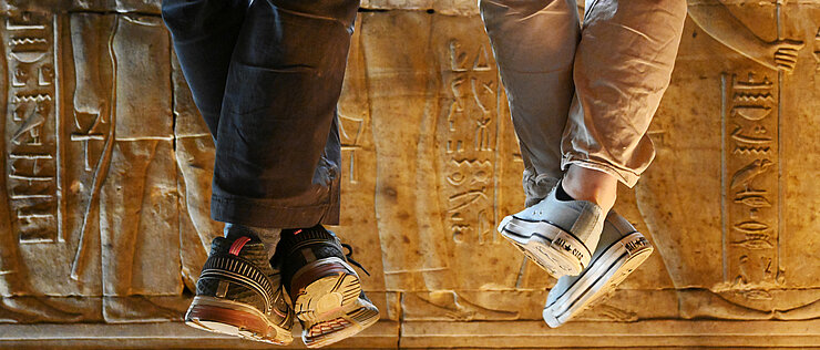 Zwei wissenschaftlichen Mitarbeiterinnen vom Lehrstuhl für Ägyptologie der Universität Würzburg arbeiten im Horus-Tempel von Edfu in Ägypten. Sie vergleichen Faksimile-Zeichnungen der Inschriften und Reliefs im inneren Kern des Tempels mit der Wirklichkeit.