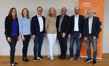 Pressegespräch in Würzburg: (von links) Christina Bornschein (Max-Planck-Forschungsgruppe), Dr. Esther Knemeyer (Universität Würzburg), Prof. Michael Hudecek (Uniklinikum Würzburg), Prof. Dorothee Viemann (Uniklinikum Würzburg), Prof. Georg Gasteiger (Max-Planck-Forschungsgruppe), Prof. Wolfgang Kastenmüller (Max-Planck-Forschungsgruppe) und Erhard Frank (Vogel Stiftung). 