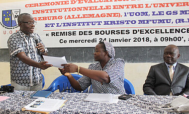 Professor Virima Mudogo, Marie-Françoise Mukadi und Rektor Alexis Mpoyi. (Foto: C. Tshibola)