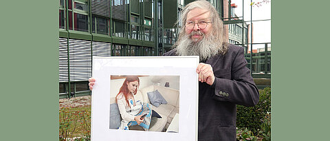 Beim Wettbewerb des Bezirks Unterfranken „Pressefoto Unterfranken 2022“ hat Wolf-Dietrich Weißbach in der Kategorie "Universität & Wissenschaft“ mit seinem Foto „Still-Assistent“ den 1. Platz belegt.