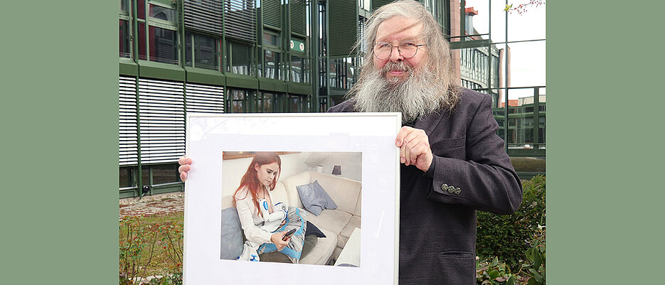 Beim Wettbewerb des Bezirks Unterfranken „Pressefoto Unterfranken 2022“ hat Wolf-Dietrich Weißbach in der Kategorie "Universität & Wissenschaft“ mit seinem Foto „Still-Assistent“ den 1. Platz belegt.