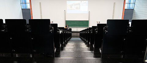 Der Hauptvortag des Tags der Allgemeinmedizin 2022 findet im Hörsaal des Rudolf-Virchow-Zentrums auf dem Klinikums-Campus an der Josef-Schneider-Straße statt.