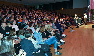 Voller Hörsaal beim Science Slam 2019.