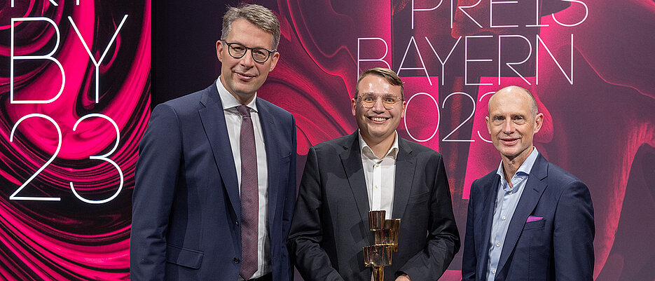 Johannes Petersen mit dem Bayerischen Kunst- und Wissenschaftsminister Markus Blume (l.) und Bayernwerk-Chef Dr. Egon Leo Westphal (r.) bei der Preisverleihungn in München.  