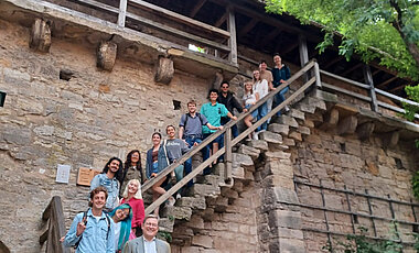 Die Studierenden aus Austin auf der Rothenburger Stadtmauer. Vorne: Peter Süß, eine der prägenden Figuren des Austauschs.