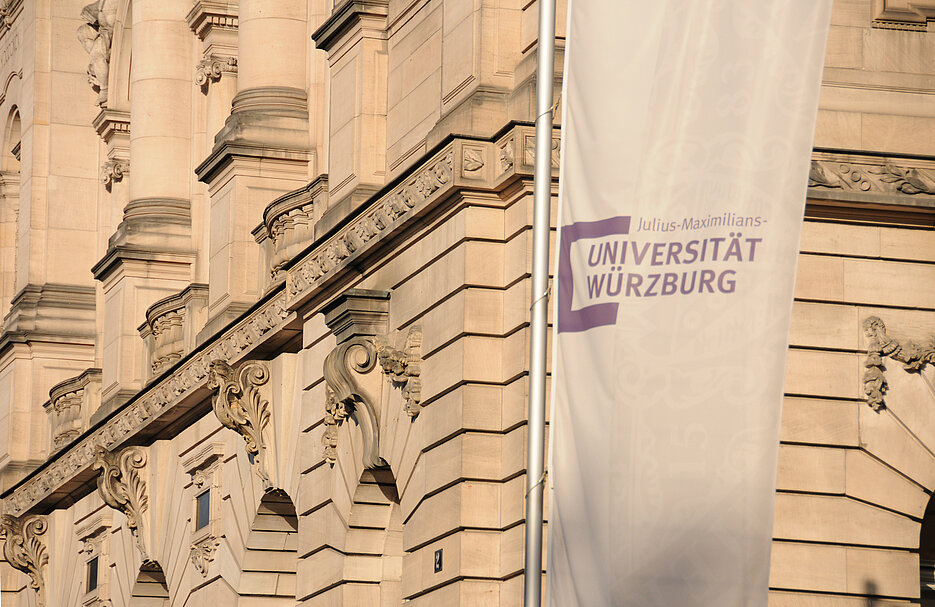 Fassade der Neuen Universität am Sanderring. Foto: Robert Emmerich, August 2012