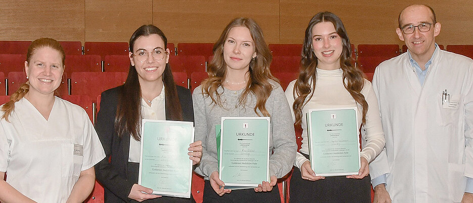 In der Mitte die drei Preisträgerinnen Medi Biberova, Nina Stützel und Sophie Bruchmann (von links), umrahmt von Julia Ludwig und Gabriel Krastl vom Zentrum für Zahn-, Mund- und Kiefergesundheit des Uniklinikums Würzburg.