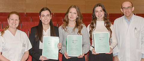 In the middle, the three prize winners Medi Biberova, Nina Stützel, and Sophie Bruchmann (from left), flanked by Julia Ludwig and Gabriel Krastl from the Center for Dental, Oral, and Maxillofacial Health at Würzburg University Hospital.