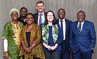 Der Vorstand des Fördervereins Uni Kinshasa, der das BEBUC‐Stipendienprogramm organisiert (von links): Coco Mvumina, Justin Monsenepwo, Prof. Karine Ndjoko, Prof. Gerhard Bringmann, Christine Wolf, Dr. Hypolite Mavoko und Prof. Virima Mudogo. (Foto: J. Wendrich)