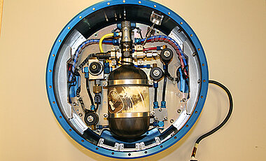 Das Drehraten-Konrollsystem – in der Mitte ist der Tank eines Paintball-Gewehrs verbaut. (Foto: Team RaCoS)