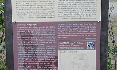 Info-Tafel beim Denkmal zur Erinnerung an die Opfer des Gestapo-Notgefängnisses.