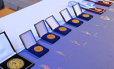 Medaillen und Urkunden liegen zur Übergabe an die zu Ehrenden bereit.