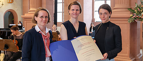 Der Gleichstellungspreis der JMU ging an den HCI Mentoring Circle. Professorin Carolin Wienrich (rechts) und Dr. Astrid Carolus (Mitte) nahmen ihn entgegen. Die Laudatio hielt Vizepräsidentin Anja Schlömerkemper.