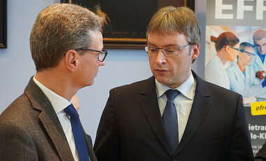 Die Julius-Maximilians-Universität (JMU) erhält insgesamt mehr als sieben Millionen Euro von der Europäischen Union, um vier Forschungsprojekte umzusetzen. Die Förderzusagen übergab Staatssekretär Bernd Sibler, der die JMU als "Innovationsmotor in der Region" hervorhob.