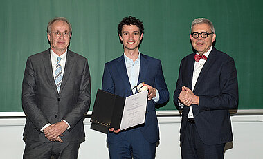 Der Promotionspreis der Josef Schneider, Theresia-Stiftung, ging an Dominik Brado (Mitte). Links Matthias Goebeler, rechts Dekan Matthias Frosch.