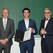 Der Promotionspreis der Josef Schneider, Theresia-Stiftung, ging an Dominik Brado (Mitte). Links Matthias Goebeler, rechts Dekan Matthias Frosch.
